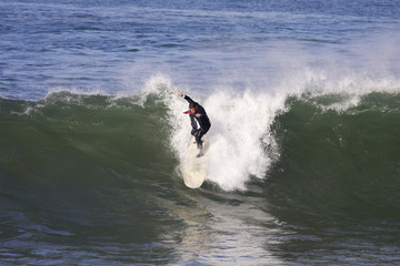 homme en smoking entrain de surfer