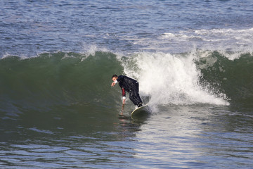 homme en smoking entrain de surfer