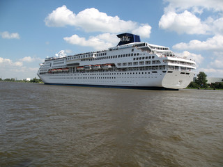 Kreuzfahrtschiff im Nord-Ostsee-Kanal