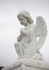 Fototapeta na wymiar Pomnik Anioł na grobie 1
