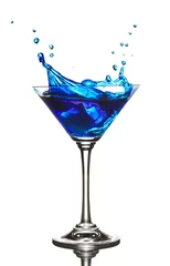Papier Peint photo Cocktail Splash cocktail bleu Curaçao isolé sur blanc