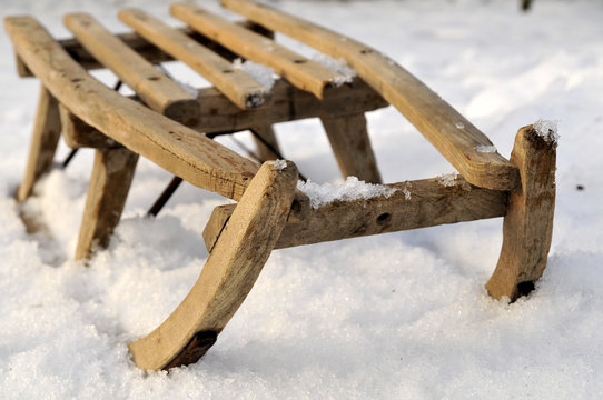 alter Schlitten im Schnee im Winter
