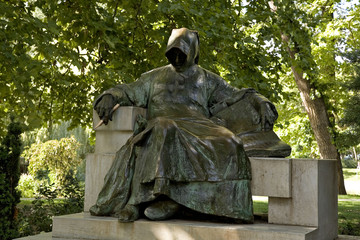 statue d'anonymus, chateau de vajdahunyad, budapest
