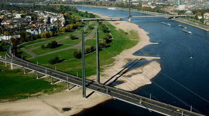 Düsseldorf Oberkassel m. Rheinwiesen u. Rheinkniebrücke