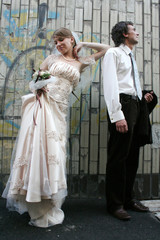 groom and bride ang a graffity wall