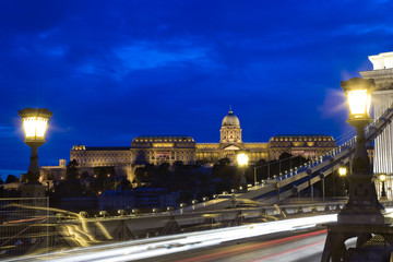 Fototapeta na wymiar budapest, palais royal et pont des chaïnes