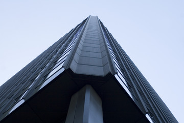 Säule mit Hausecke