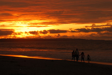 atardecer mar y familia