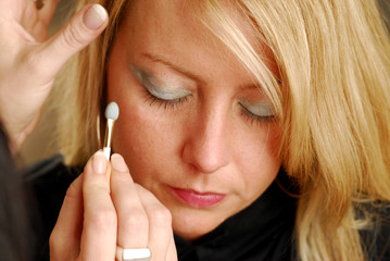 A woman putting on her make up