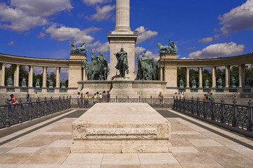 Fototapeta na wymiar place des héros, monument du millénaire, budapest