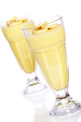 banana mousse dessert, topped with slices of fresh bananas