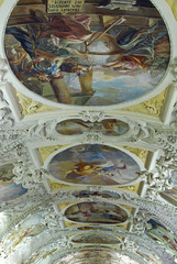Fototapeta na wymiar Barokowy sufit starej bibliotece