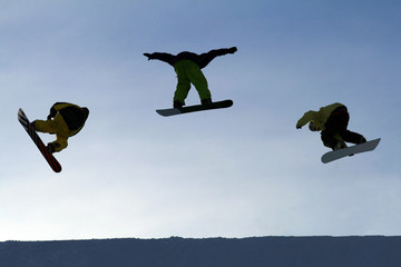 Drei Snowboarder springen über die Schanze © PixMedia
