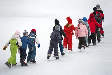 Abwaschbare Fototapete Wintersport Kinder beim Schlittschuhlaufen auf dem Eis