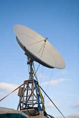 broadbrand satelite dish on blue sky background - obrazy, fototapety, plakaty
