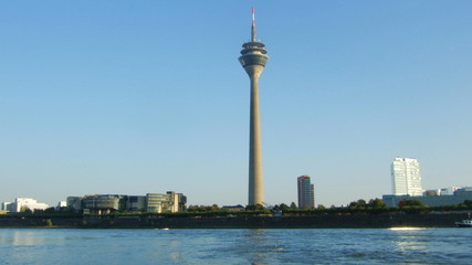 Fototapeta na wymiar Düsseldorfer Fernsehturm mit Landtag und Stadttor