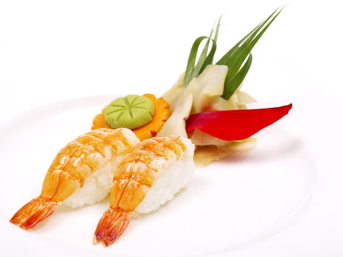 teller nigiri sushi mit garnelen freigestellt auf weißem hintergrund