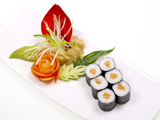 hoso maki sushi mit lachs fein garniert mit wasabi, süßem ingwer und gemüse freigestellt auf...