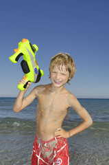 Ragazzo con fucile giocattolo ad acqua
