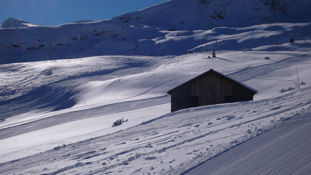 chalet perdu dans la montagne
