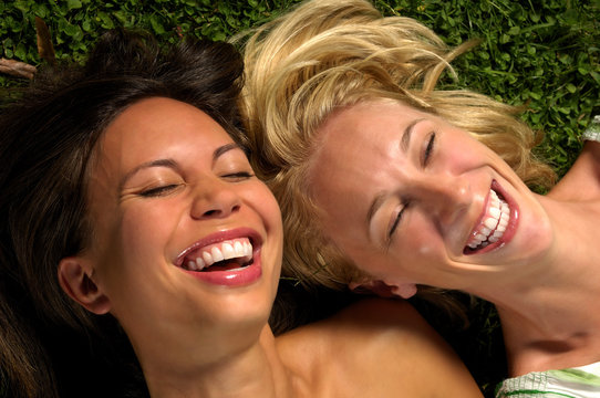 Ritratto di donne divertite