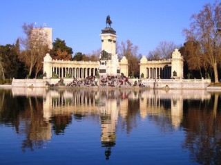 Fototapeta na wymiar Monument du Parc du Retiro, Madrid