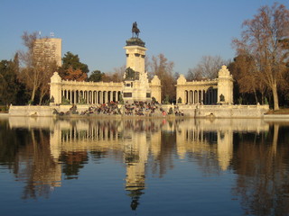 Fototapeta na wymiar Reflets sur le bassin du Parc du Retiro, Madrid