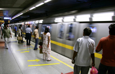 passengers awaiting metro train, delhi, india - obrazy, fototapety, plakaty