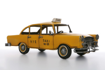 Een oude vintage taxi op een witte achtergrond