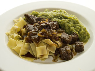 goulasch mit nudeln