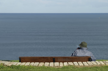 Hombre fumando en pipa
