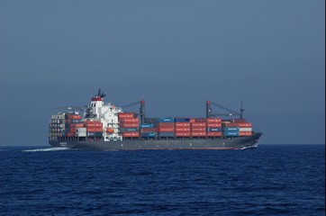 Containerfrachter auf hoher See