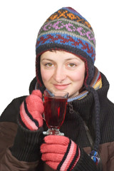 Junge Frau in Winterkleidung mit einem Glas Tee