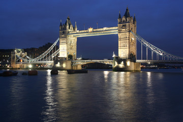 Fototapeta na wymiar Tower Bridge w Londynie w godzinach wieczornych z refleksji