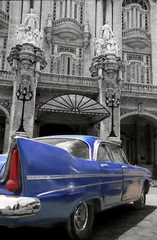 Papier Peint photo autocollant Voitures anciennes cubaines voiture bleue antique garée devant un hôtel - la havane - Cuba