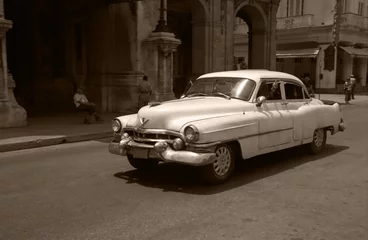 Foto op Canvas oude auto in een straat in Havana - Cuba © KaYann