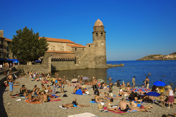 roussillon, côte vermeille : collioure, église et plage