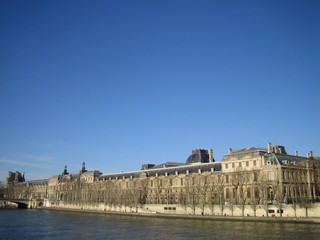 Fototapeta na wymiar Le Louvre vu des quais de seine, Paris