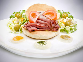 Sandwich of roastbeef with salad.