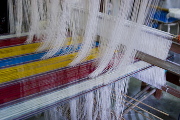 Tissage de la soie en couleur