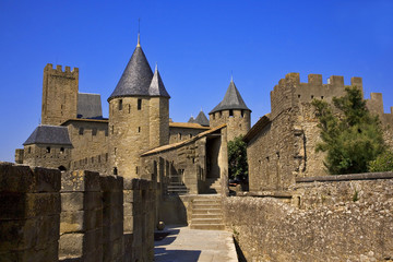 Fototapeta na wymiar Carcassonne: zamek hrabiego i mury obronne
