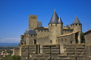 Fototapeta na wymiar roussillon : carcassonne, remparts , chateau comtal