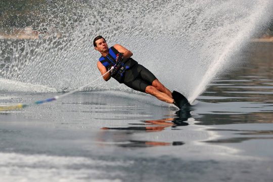 Advanced waterskiing on a mono-ski