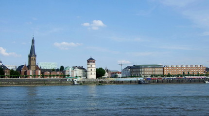 Fototapeta na wymiar Düsseldorf am Rhein mit Lambertuskirche u. Schlossturm