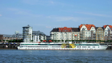 Fototapeta na wymiar Ausflugsschiff in Düsseldorf am Rhein