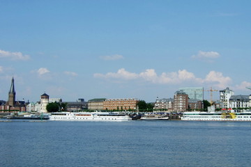 Düsseldorf am Rhein mit Ausflugsschiffen