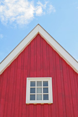 Hausfassade, Giebel, rotes Holz