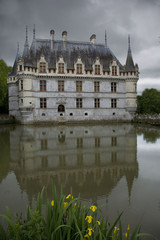 chateau d'Azay le Rideau, touraine, se refl&eacute;tant dans le bassin 