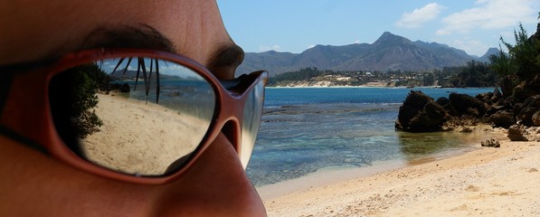 reflet d'une plage tropicale sur paire de lunettes
