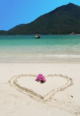 declaration d'amour sur sable blanc,saint valentin
